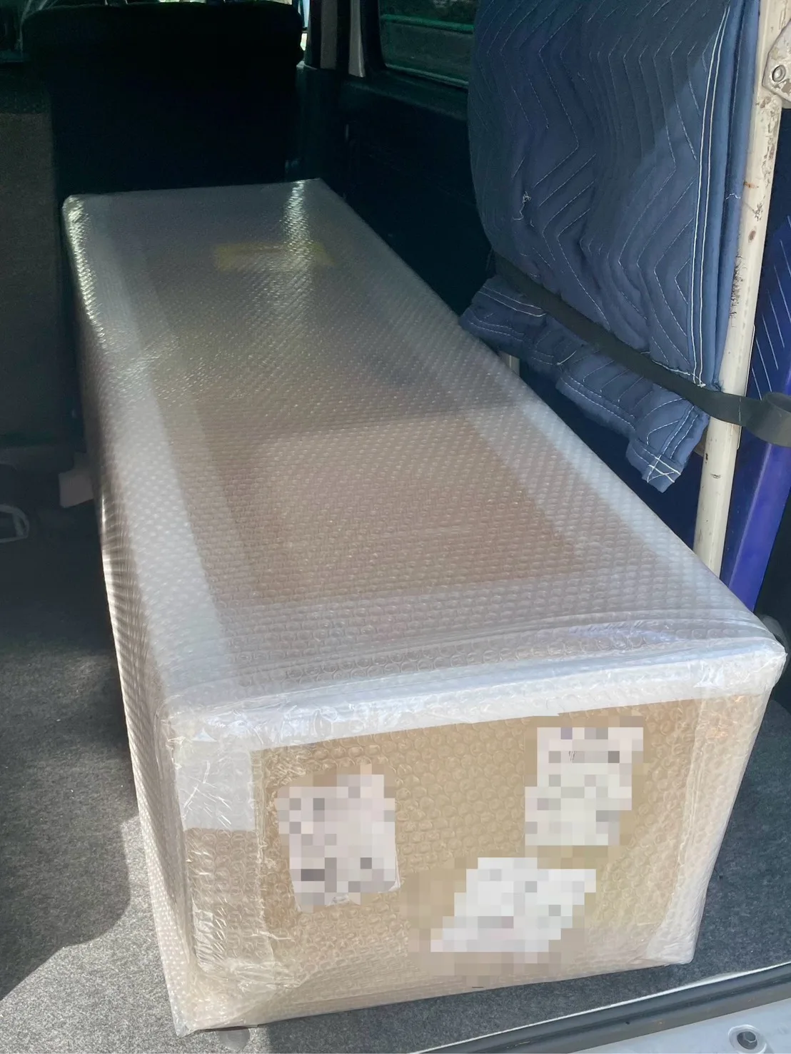 養生した商品を配送車両へ積載した様子